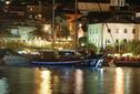 Makarska bei Nacht